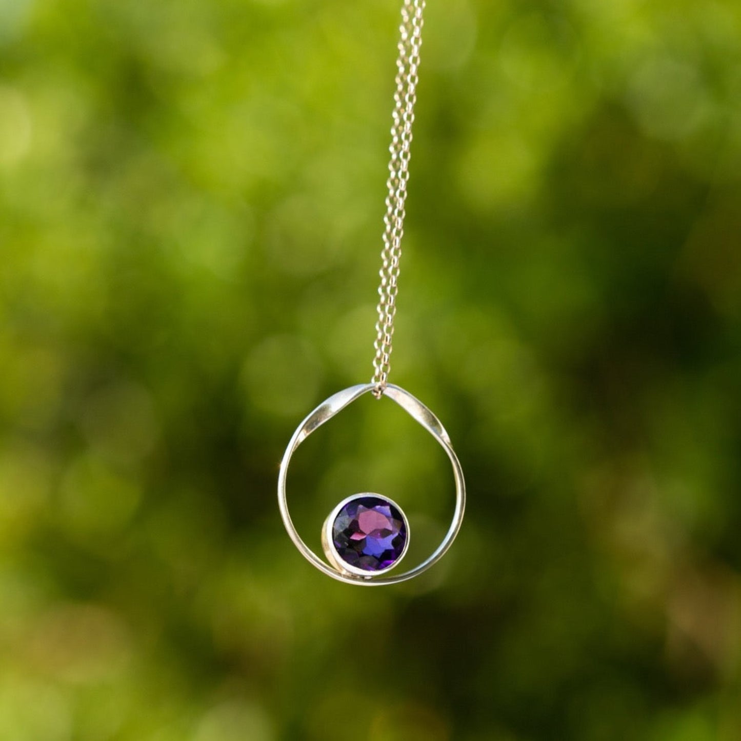 Esta es una amatista 100% natural y uruguaya conocida en todo el mundo por tener los colores púrpura más profundos e intensos. Regalo de cuidado personal para mujeres.