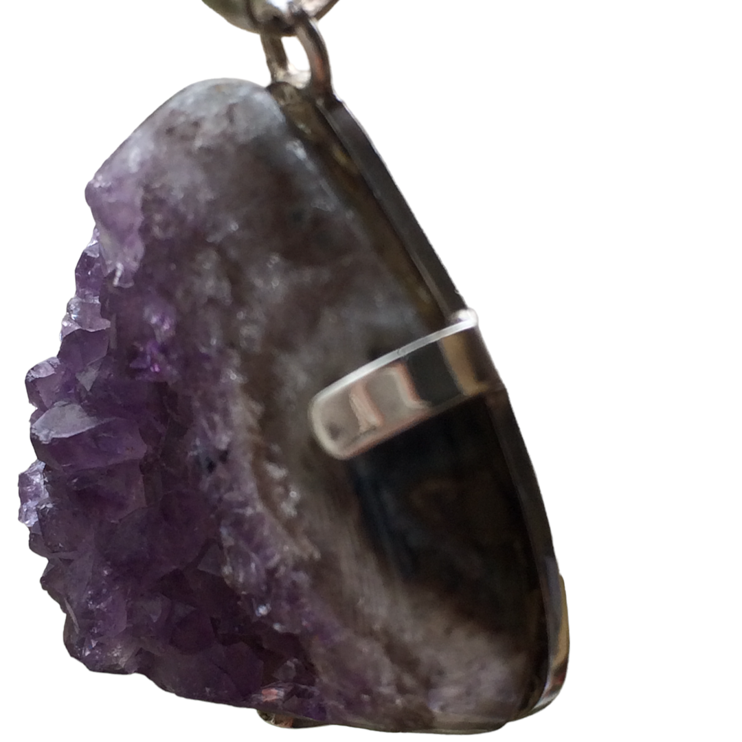 Este pendiente de amatista natural fortalece la conexión con el centro energético de la garganta, permitiendo la comunicación asertiva, buenas palabras, buenas acciones. Ideal para el liderazgo y la precisión estratégica, No más autosabotaje, permite sentirse mas liviano, corta cordones ancestrales.