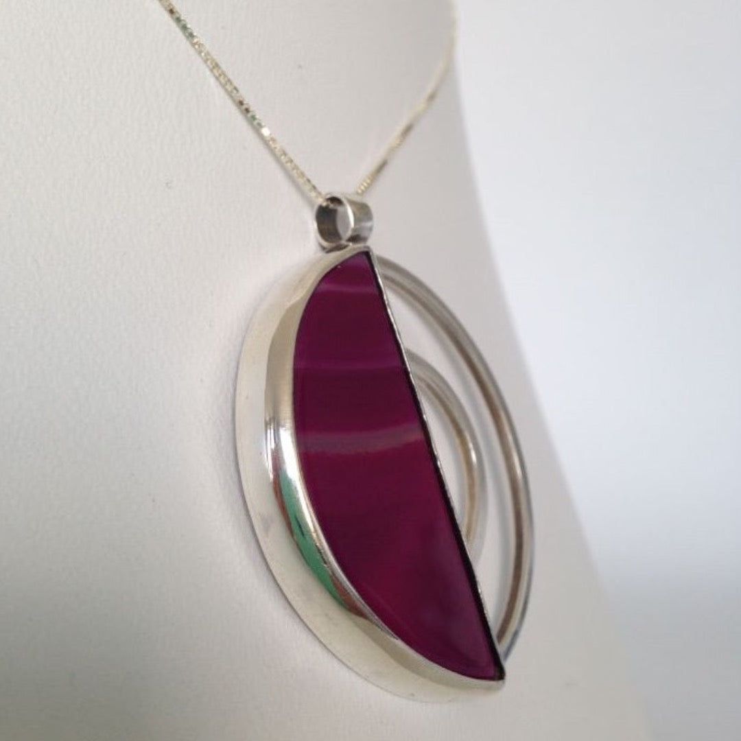 Esta Agata a nivel físico armoniza la tensión arterial y mejora la función del timo. Fortalece a quien la lleva cuando hay trauma o enfermedad emocional, brinda confianza en sí mismo, equilibrio físico, emocional e intelectual estabilizando energías, aliviando y calmando. Coraje, ideal cuando hubo Madre ausente.